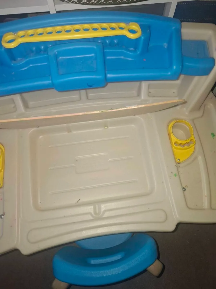 Crayola Desk and chair - Image 2