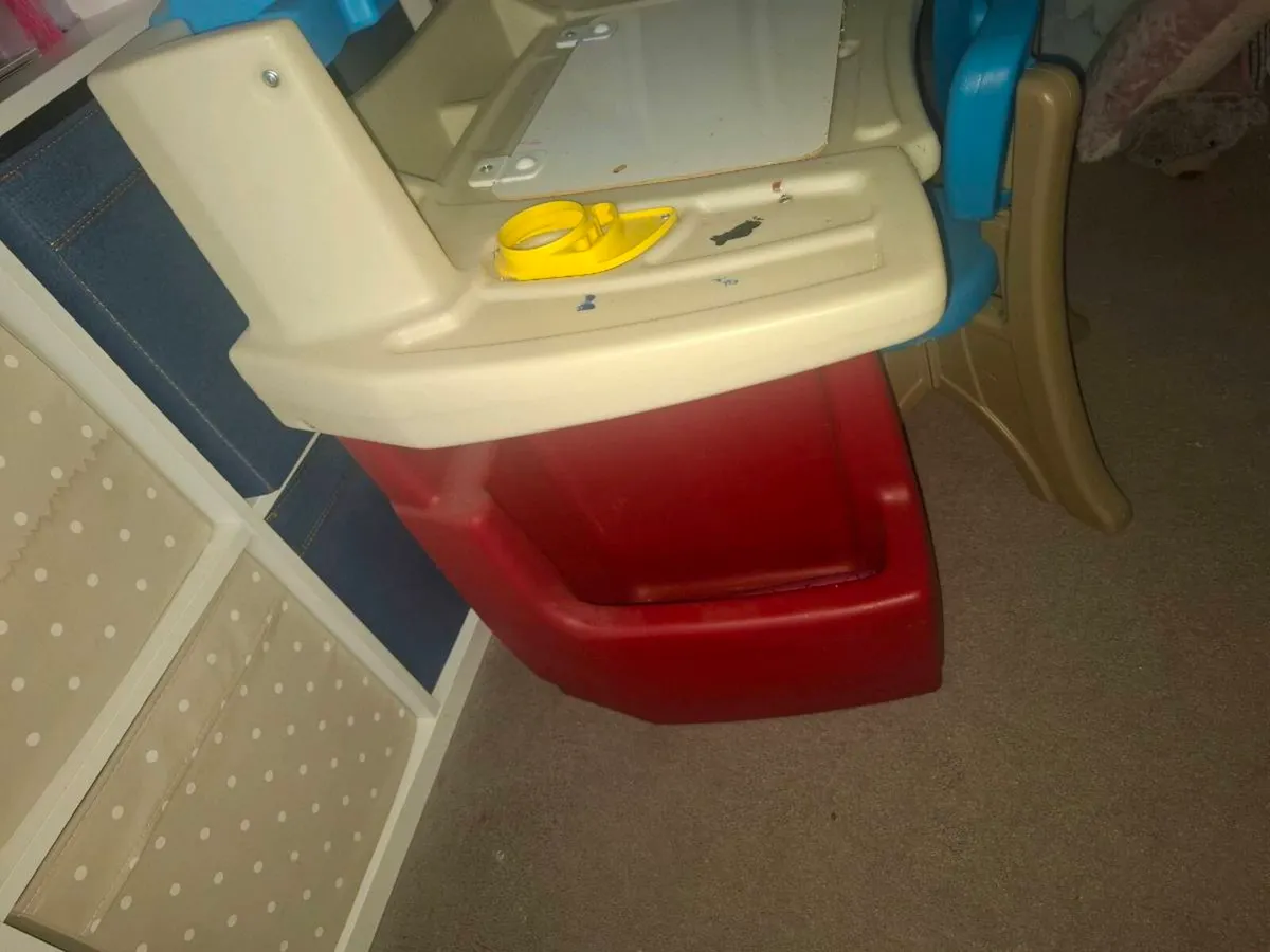 Crayola Desk and chair - Image 3