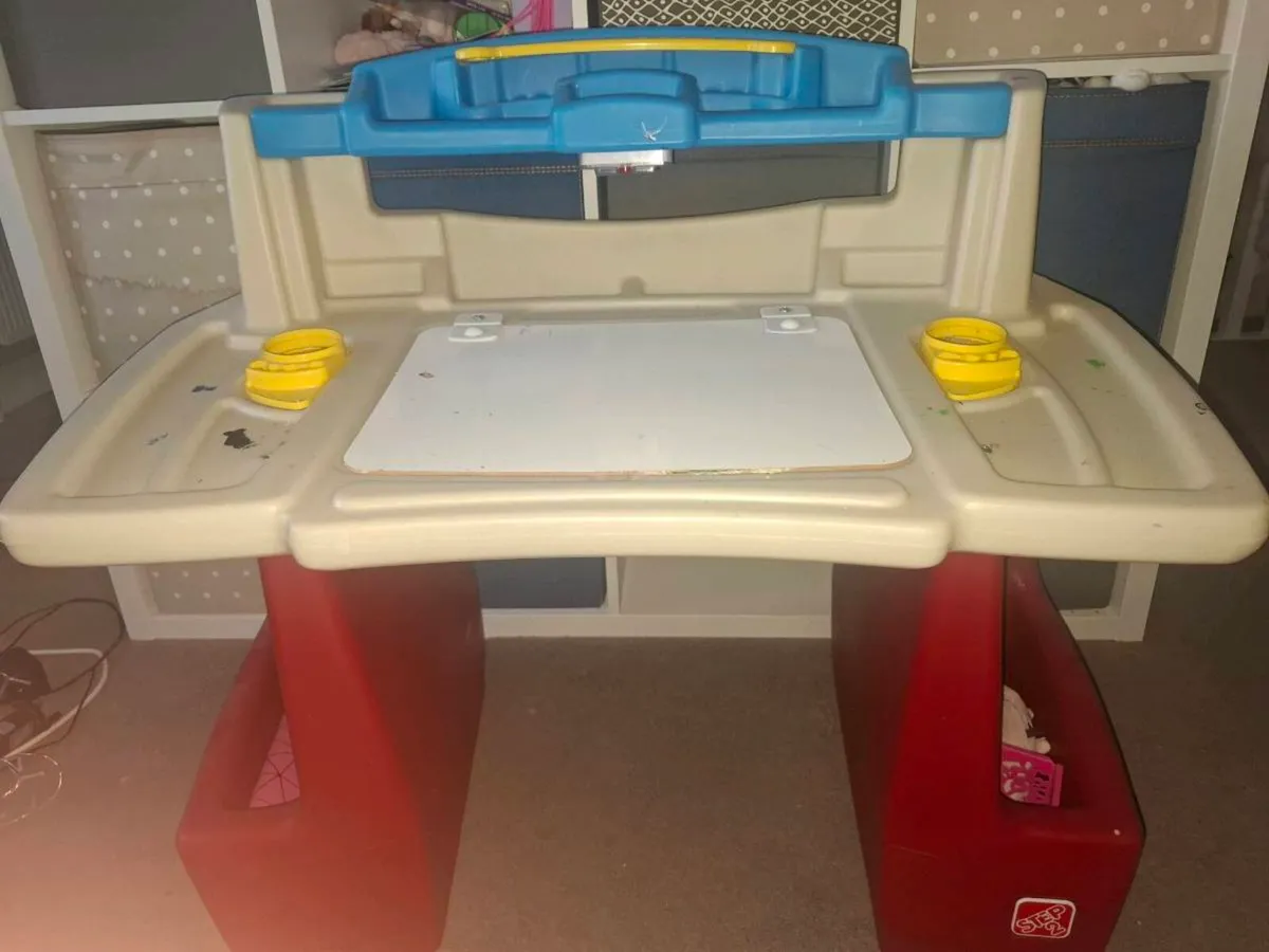 Crayola Desk and chair - Image 4