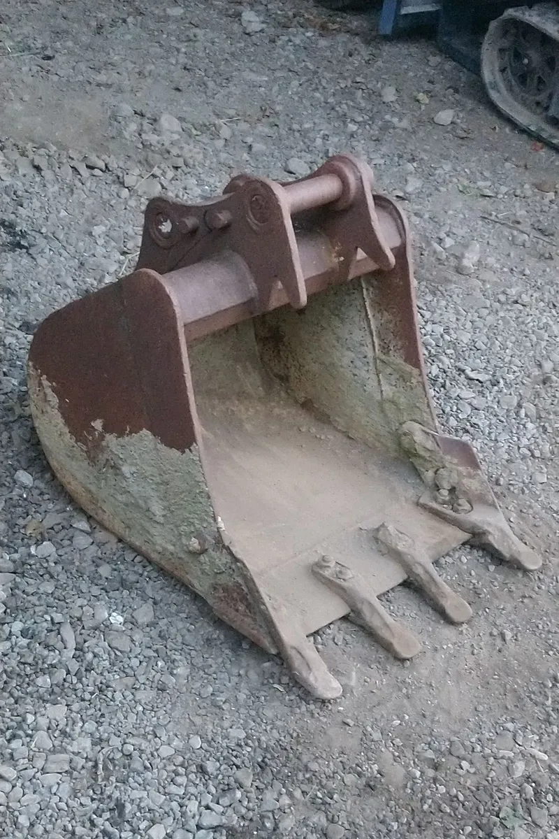 Kubota Komatsu Digging bucket 45mm pins - Image 1