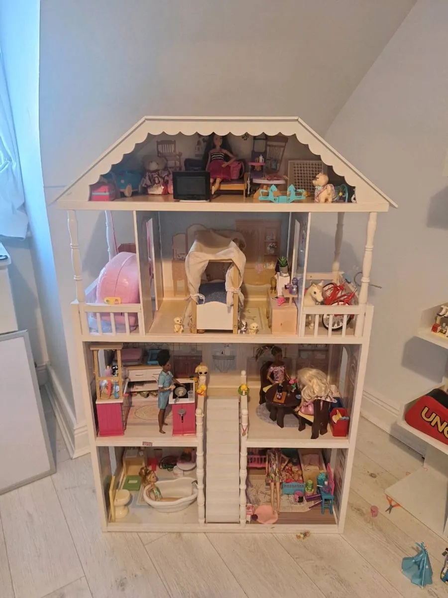 Dolls house with dolls - Image 1