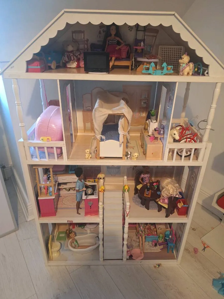 Dolls house with dolls - Image 2