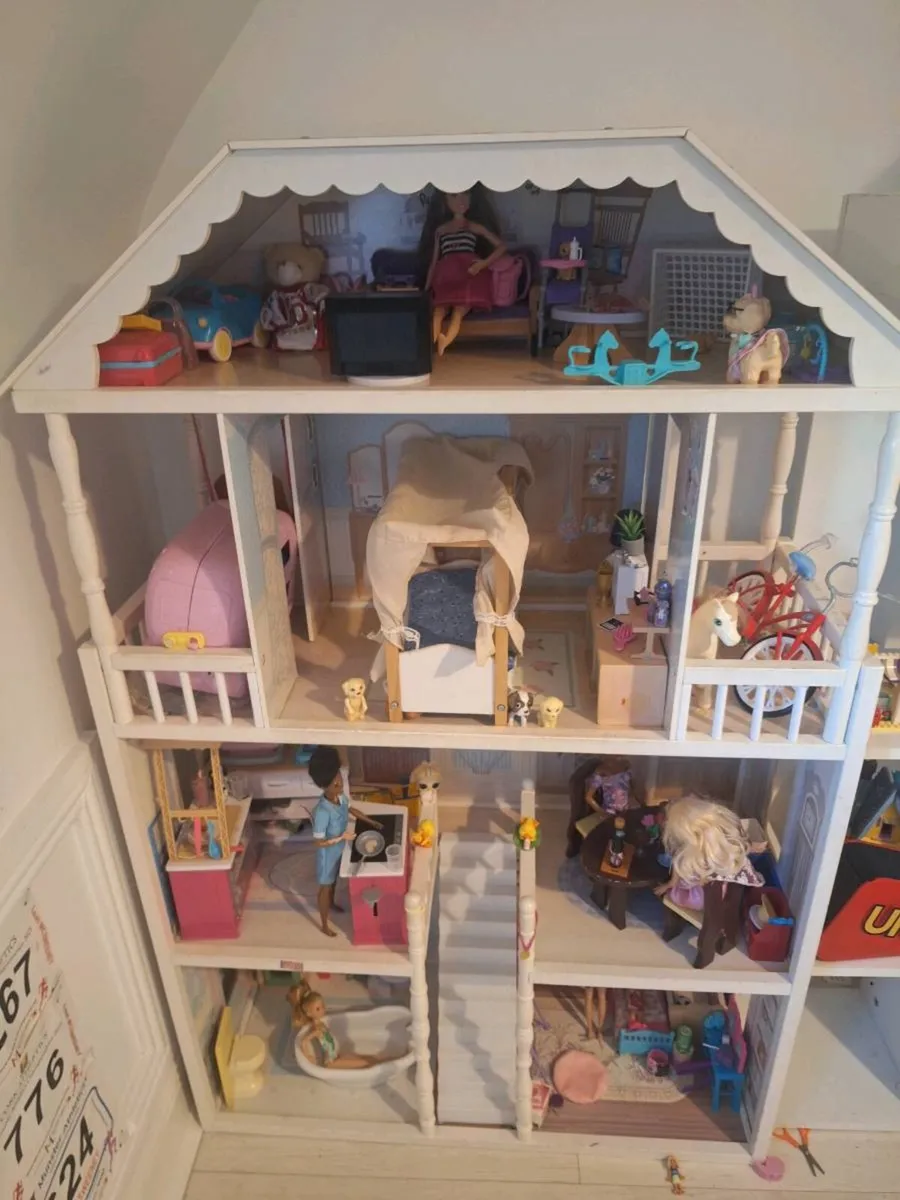Dolls house with dolls - Image 3