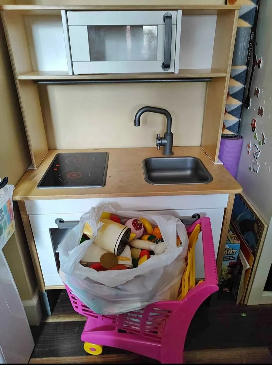 IKEA kitchen with accessories - Image 1