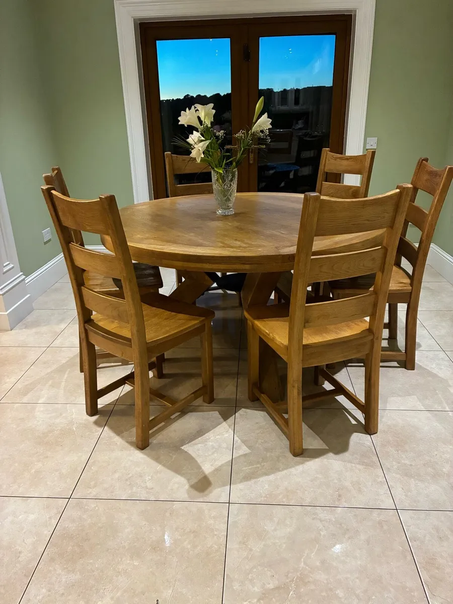 Round kitchen table and 6 chairs - Image 1