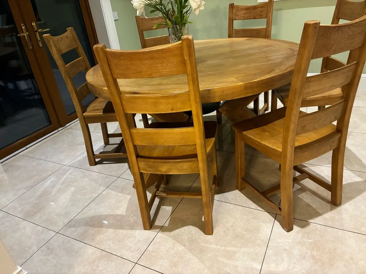 Round kitchen table and 6 chairs - Image 2