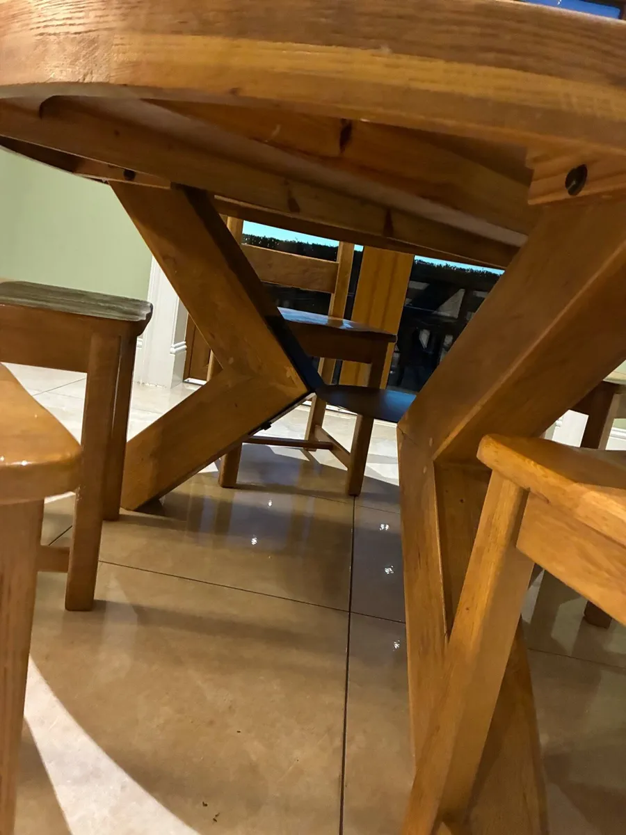 Round kitchen table and 6 chairs - Image 4