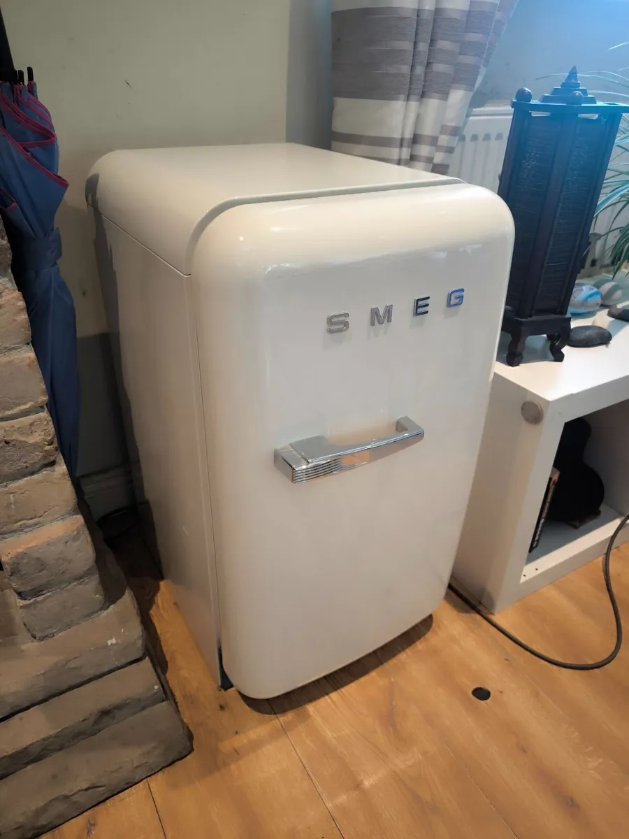Smeg mini fridge - Image 1