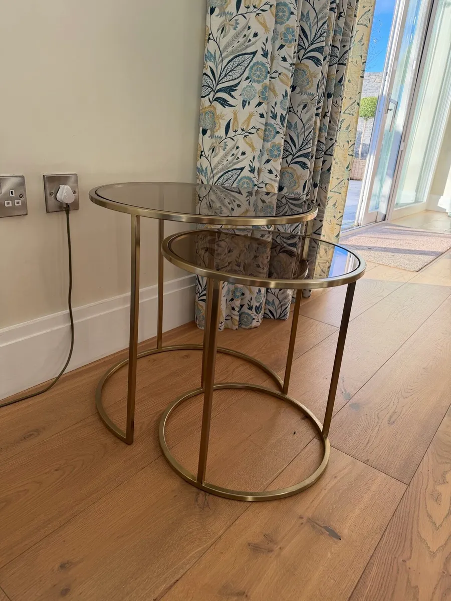 Champagne glass nest of tables - Image 2