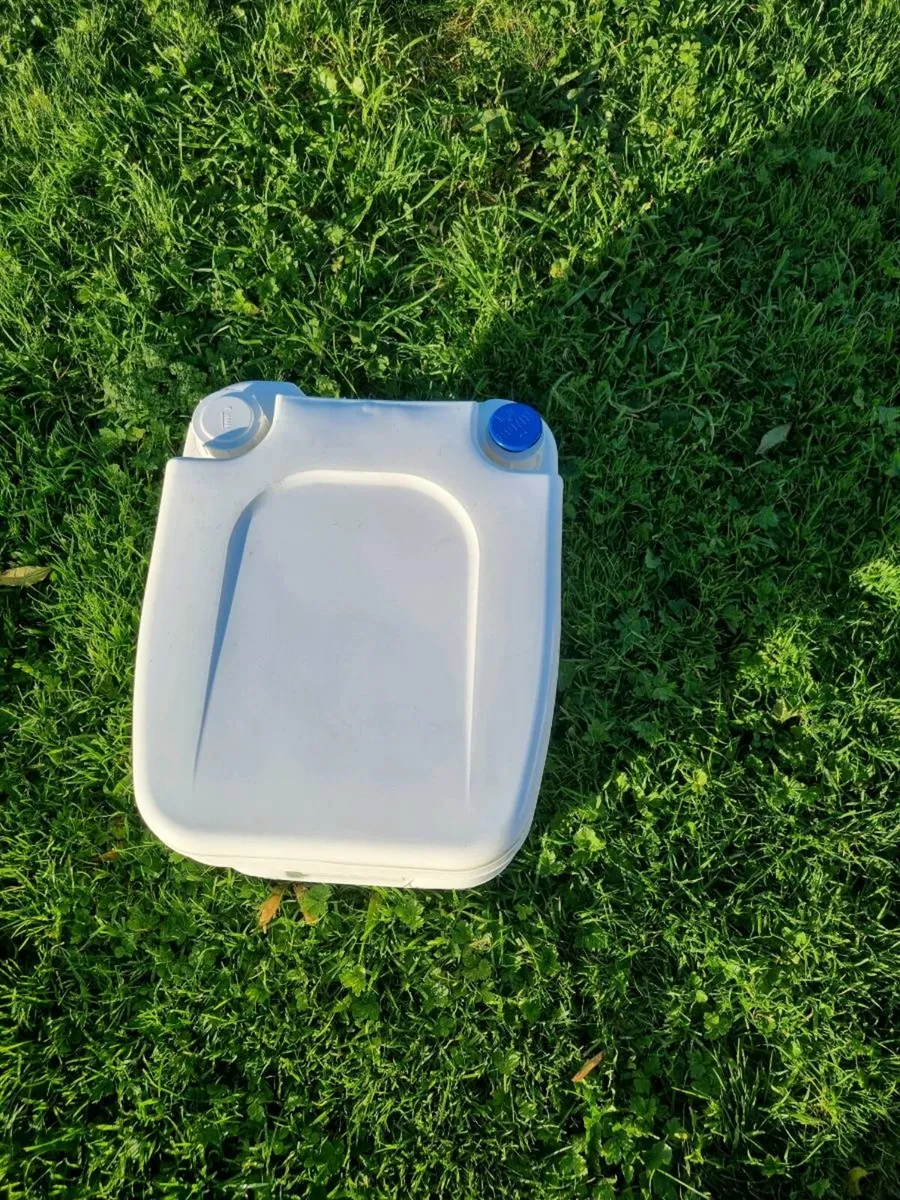 Portable chemical toilet - Image 2