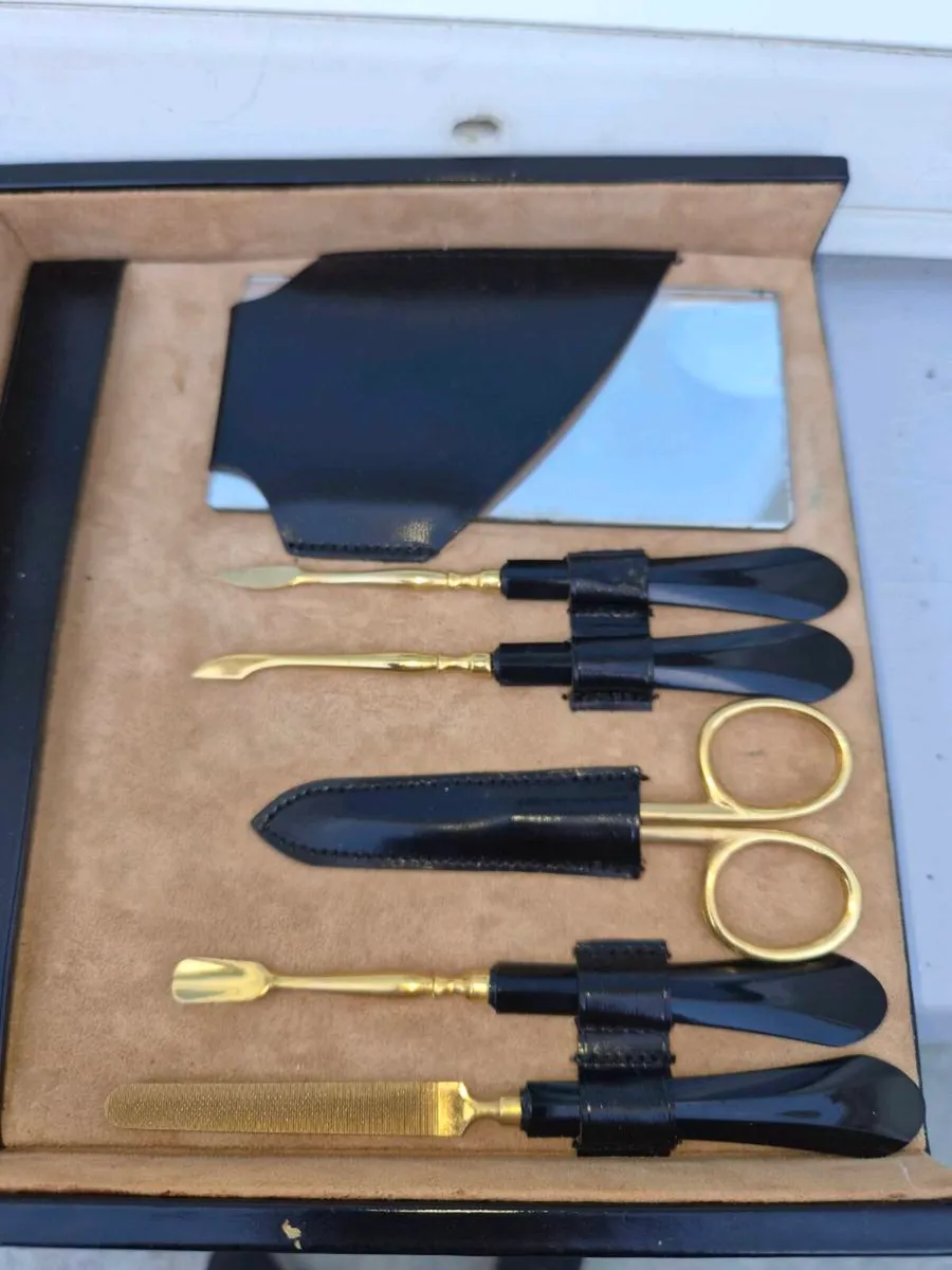 Old 60s  lady's  grooming  kit - Image 3