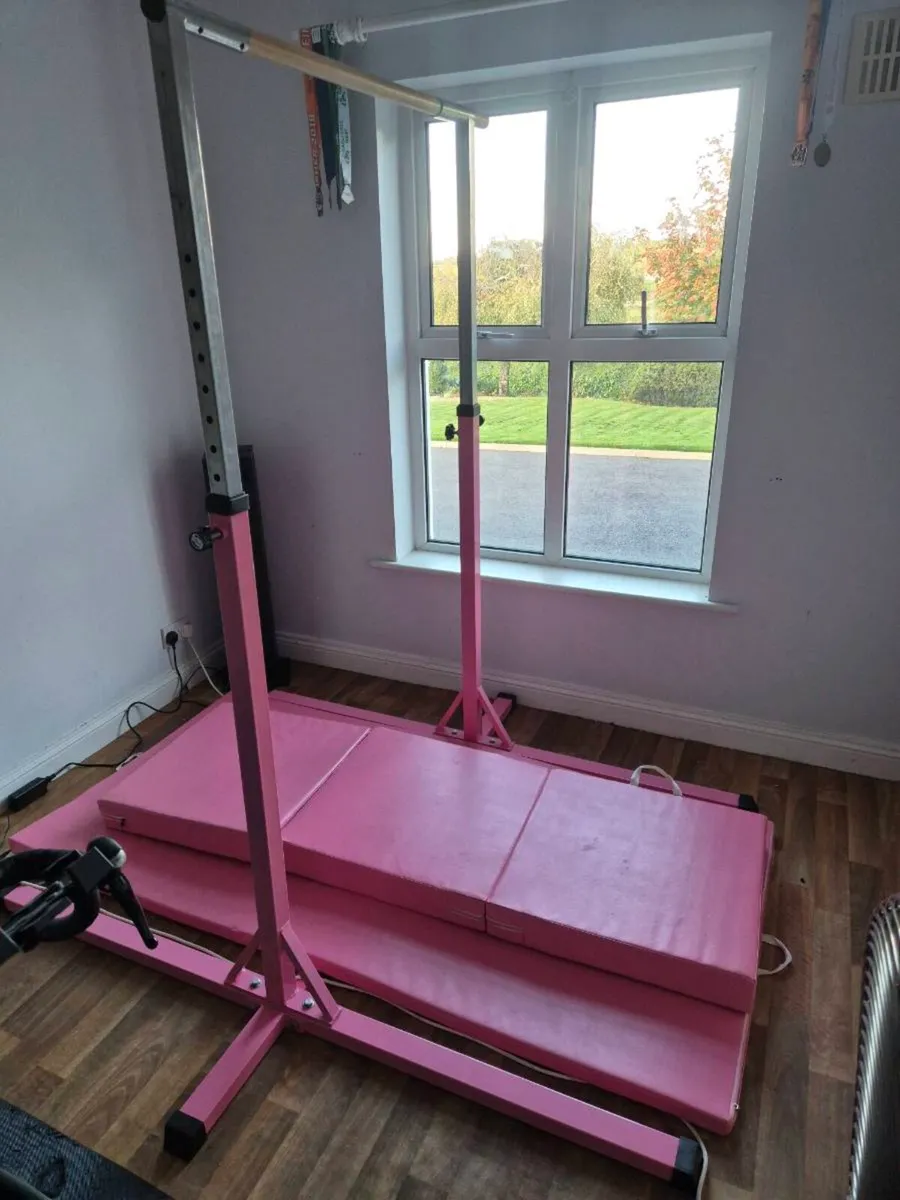 GYMNASTICS BAR AND MAT - Image 2