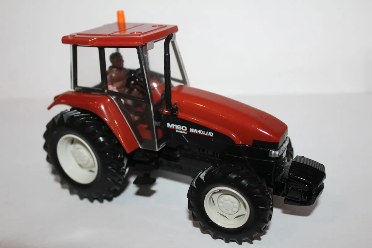 Britain's Farm - New Holland Fiatagri M160 Tractor - Image 4