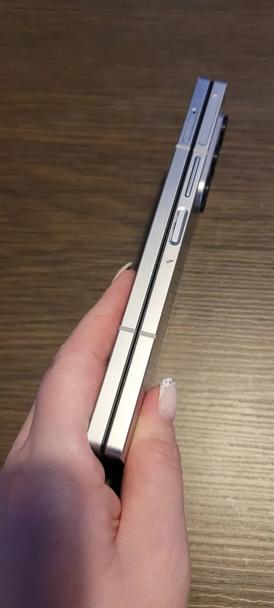 Samsung  galaxy z6 fold - Image 3