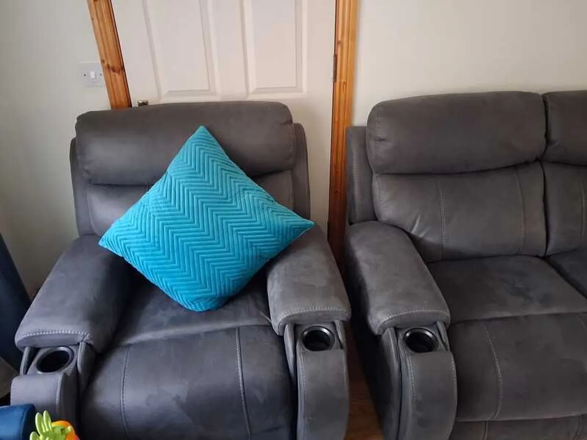 Gorgeous recliner couch and armchair - Image 2