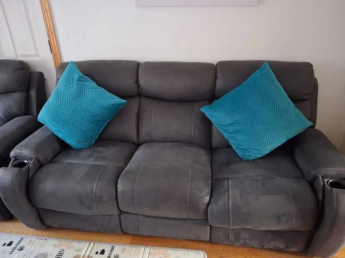Gorgeous recliner couch and armchair - Image 3