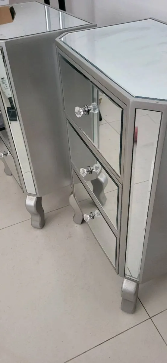 Mirrored Lockers - Image 4