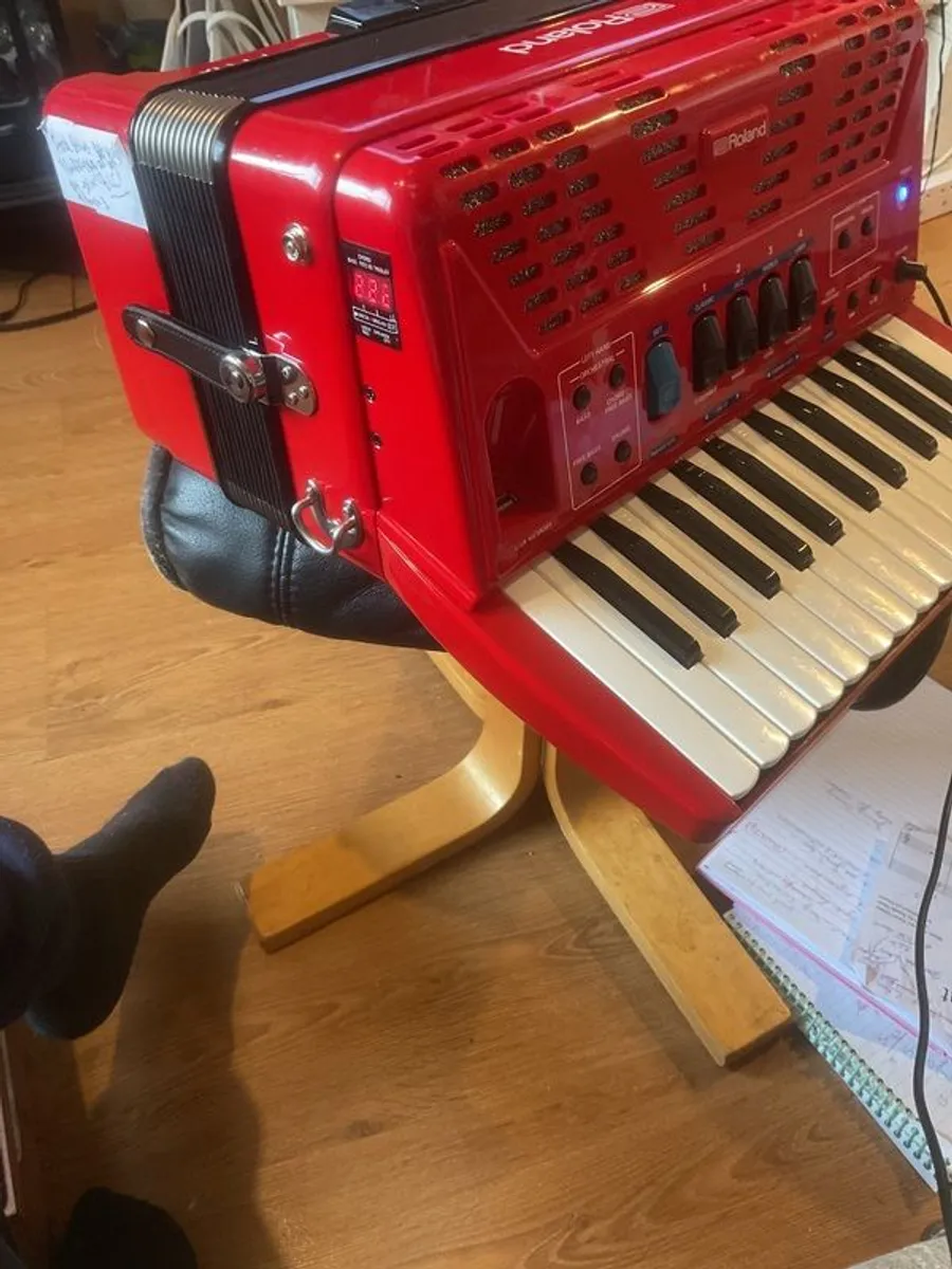 Roland fr1x piano type digital accordion - Image 2