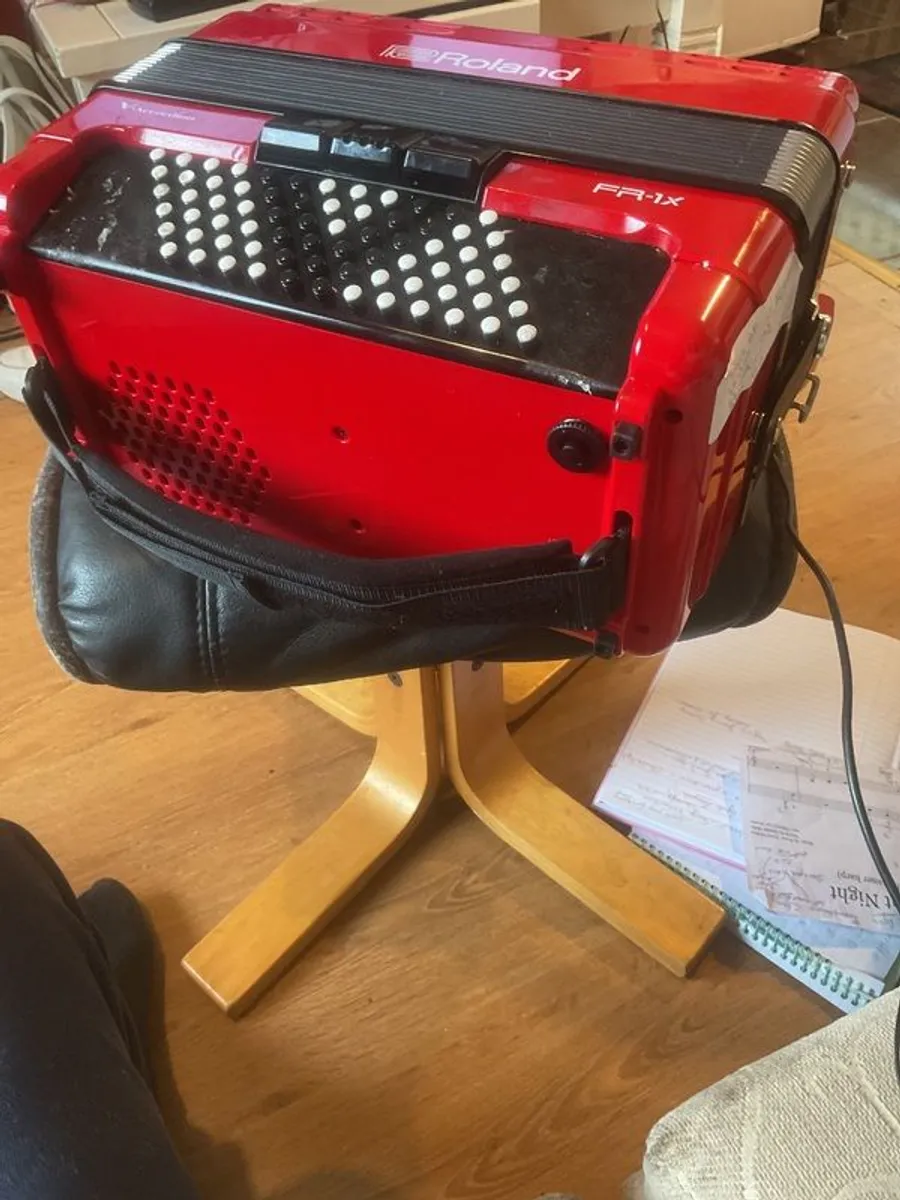 Roland fr1x piano type digital accordion - Image 3