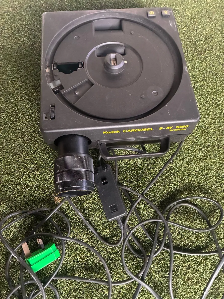 Kodak Carousel S‑AV 1050 slide projector - Image 1