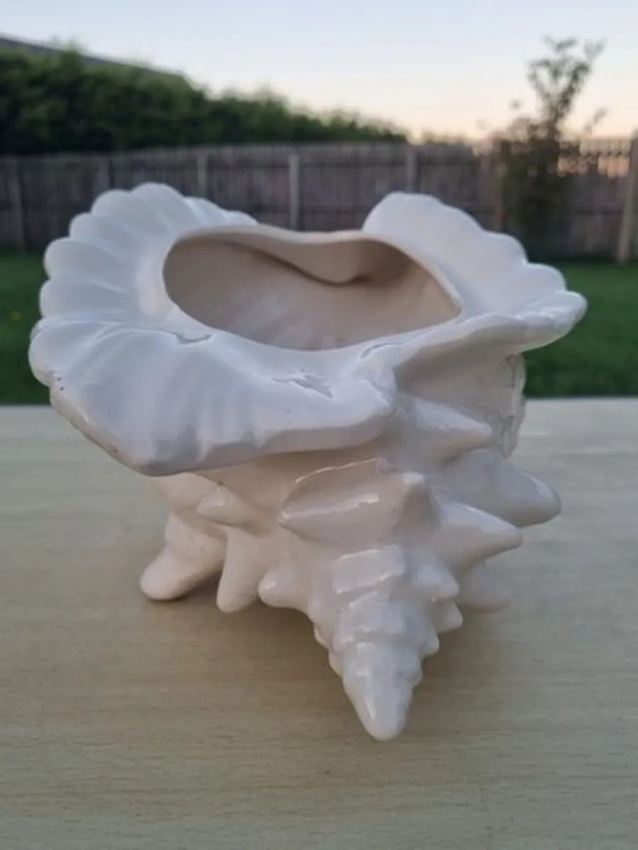 Atlantic Mold ceramic planter - Image 2