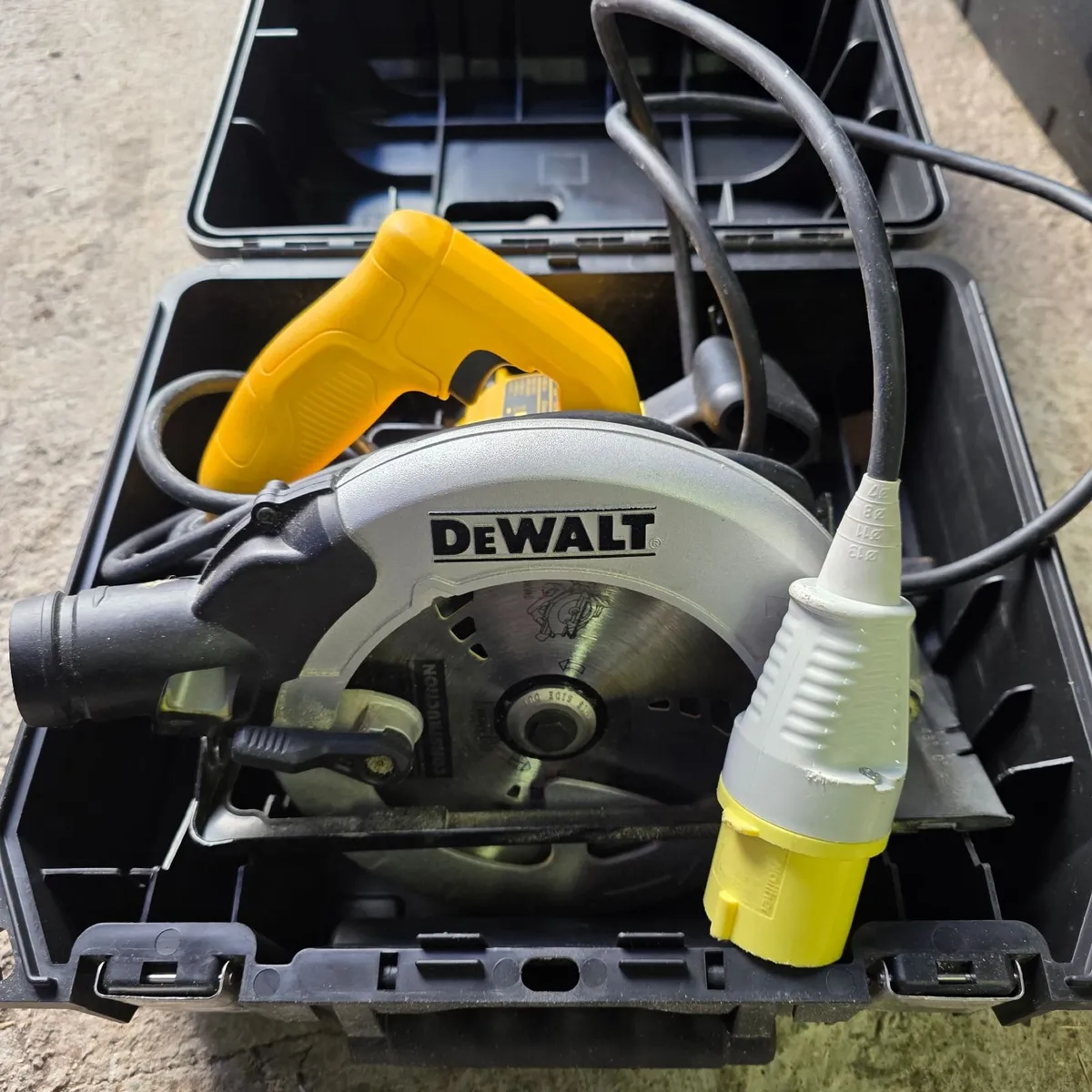 DeWalt DWE560 110v 185mm Circular Saw - Image 1