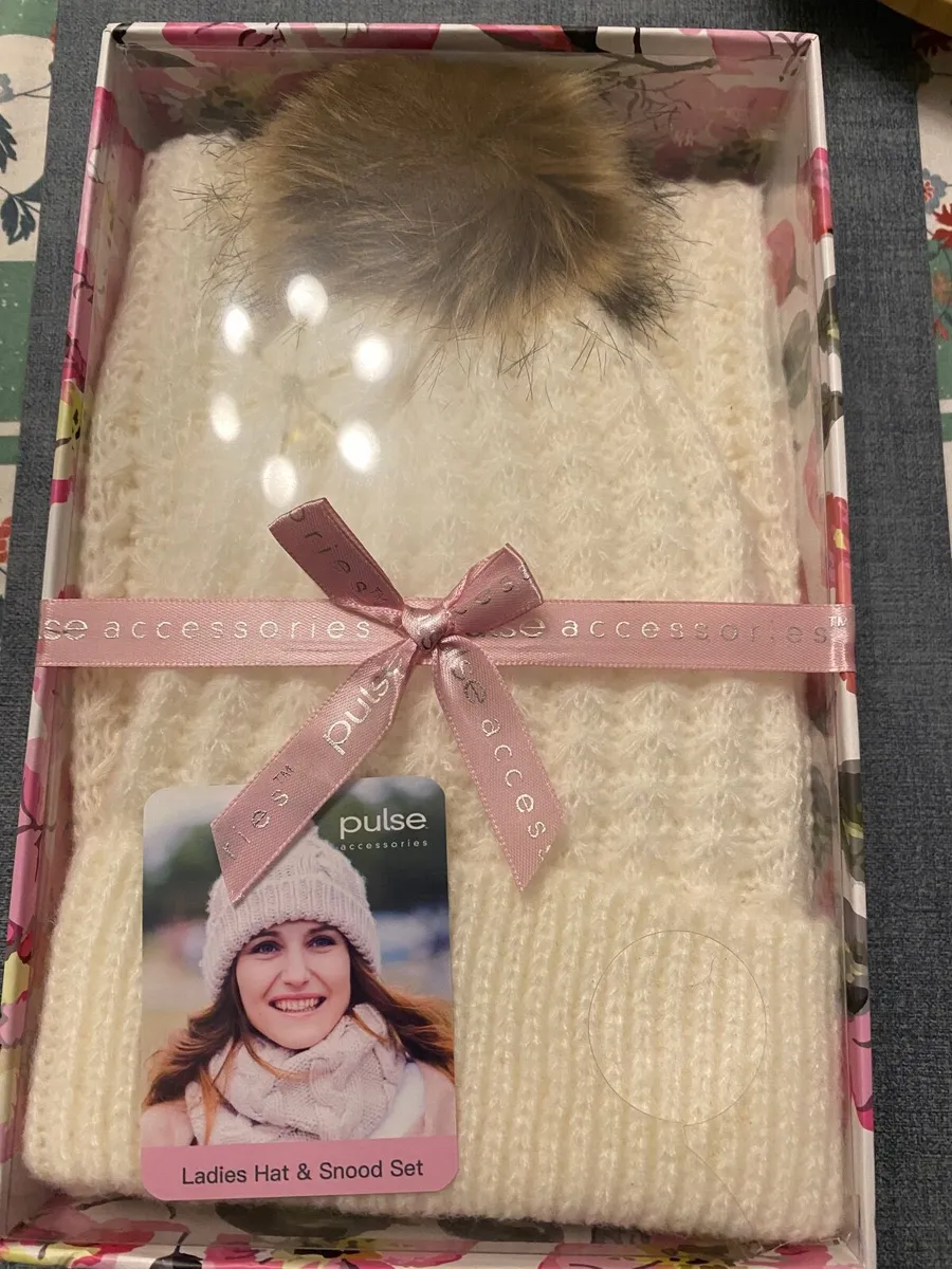 womans hat and snood set