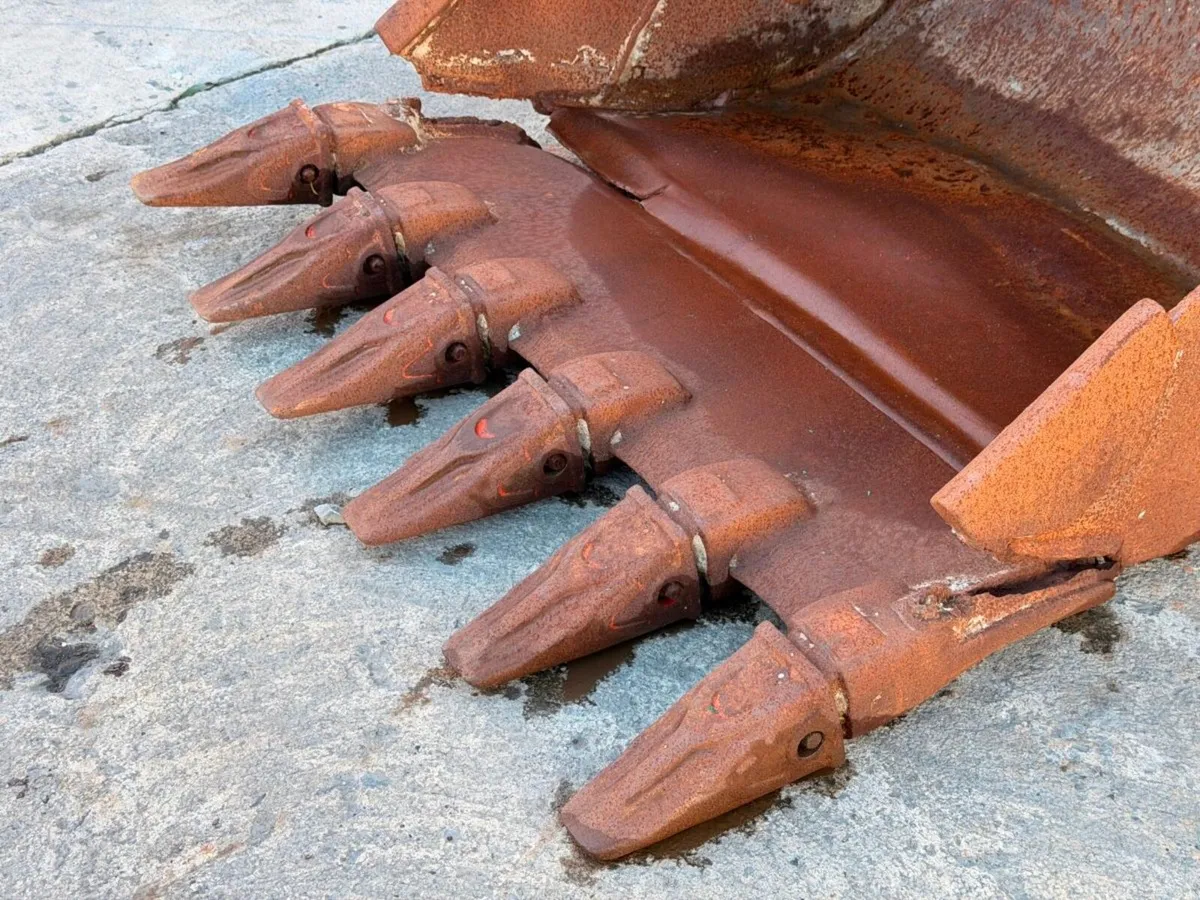 36 inch Strickland  digging bucket  50mm pins  dam - Image 4