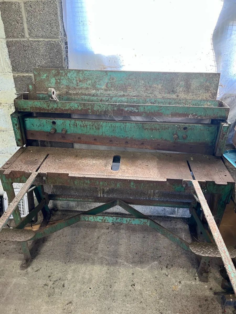 Metal guillotine - Image 1