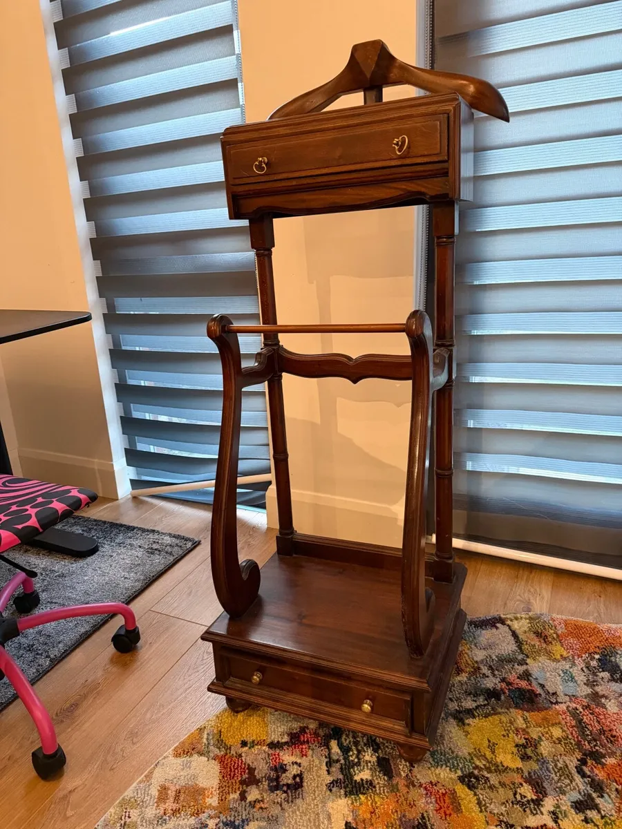 Man’s Valet Stand