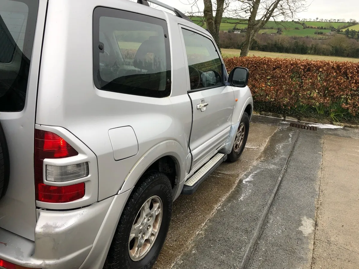 00 Mitsubishi Pajero - Image 2