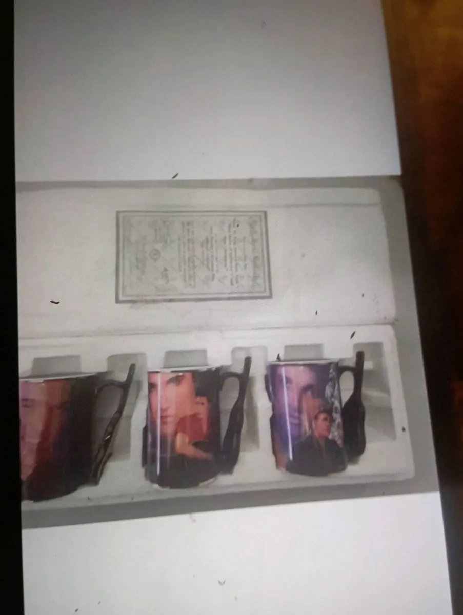 ELVIS PRESLEY GREATEST  HITS  PORCELAIN MUGS - Image 2