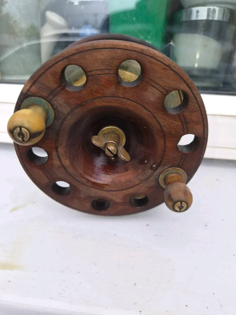 Large  old fishing real - Image 1