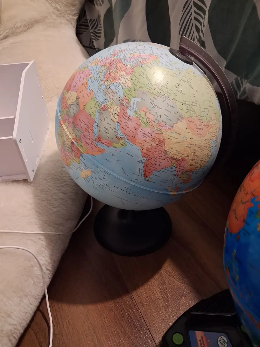 Light up globe - Image 2