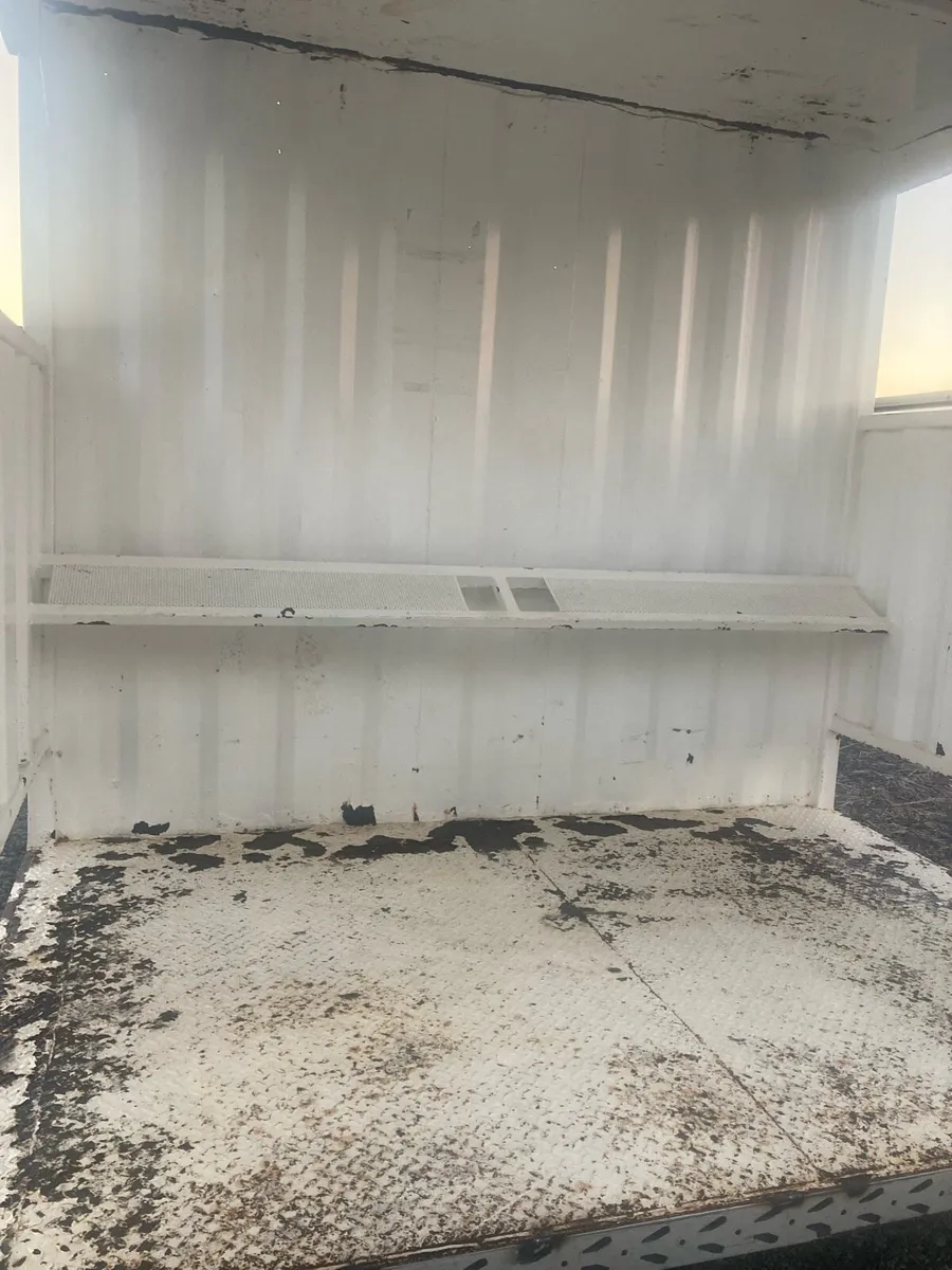 Smoking shelter - Image 2
