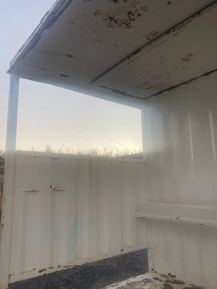 Smoking shelter - Image 4