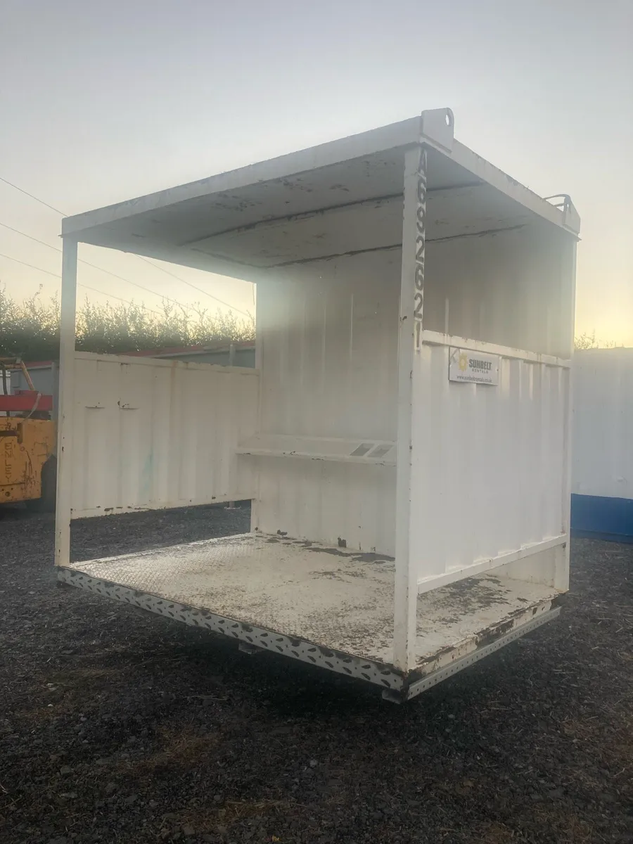 Smoking shelter - Image 1