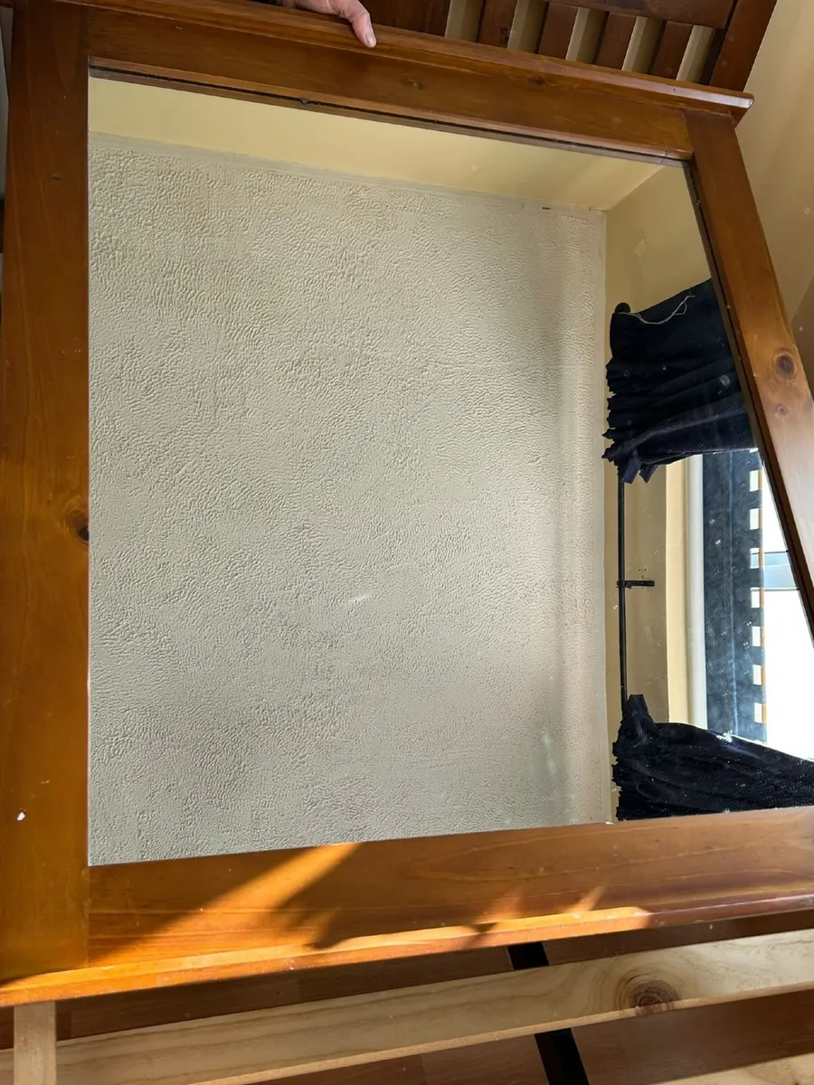 Wardrobe and matching chest of drawers - Image 1