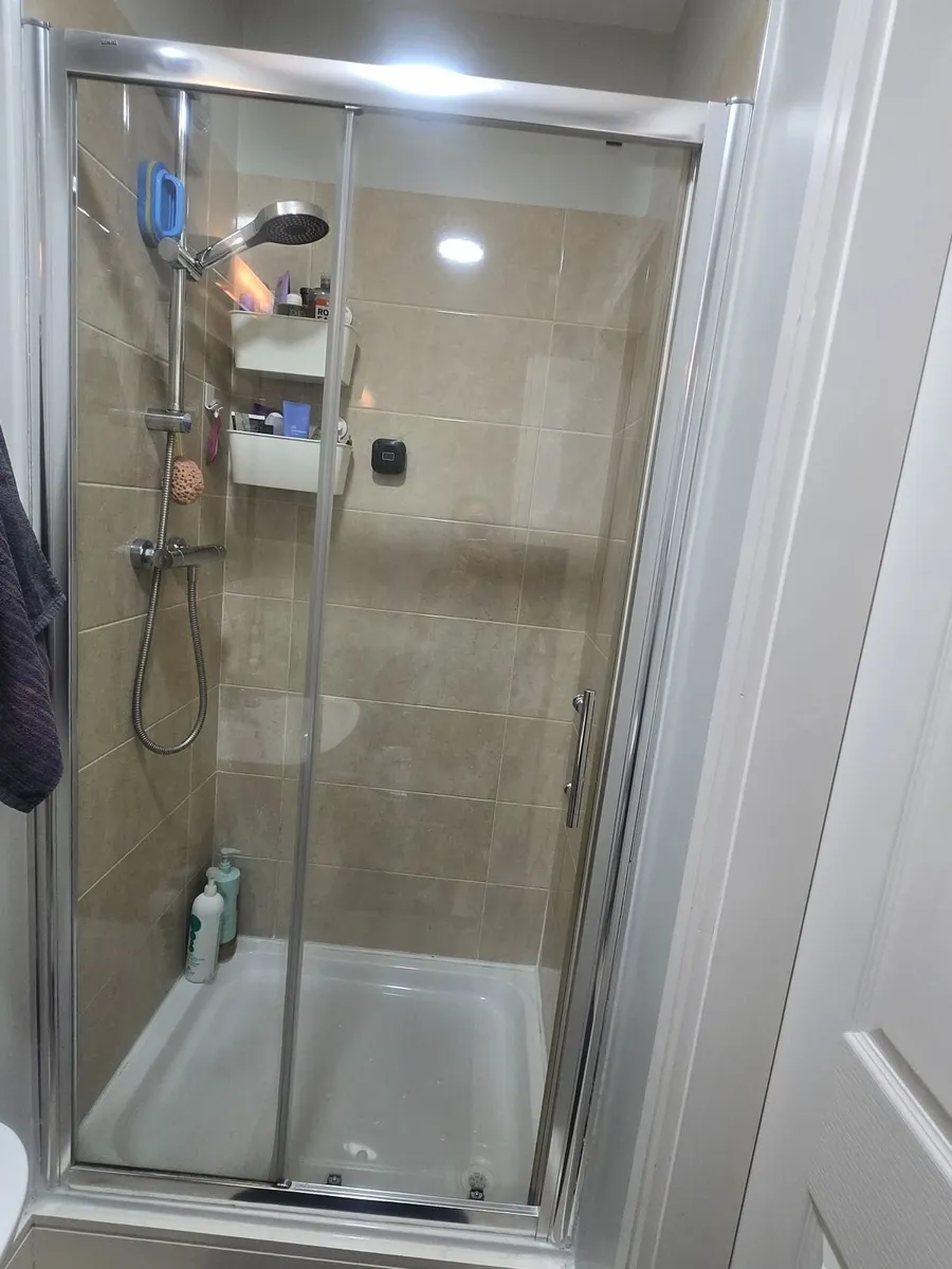 Shower screen - Image 1