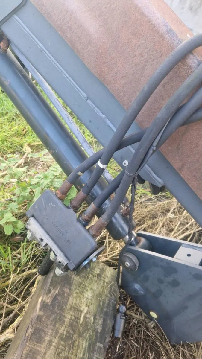 QUICKE Q65 LOADER - Image 3