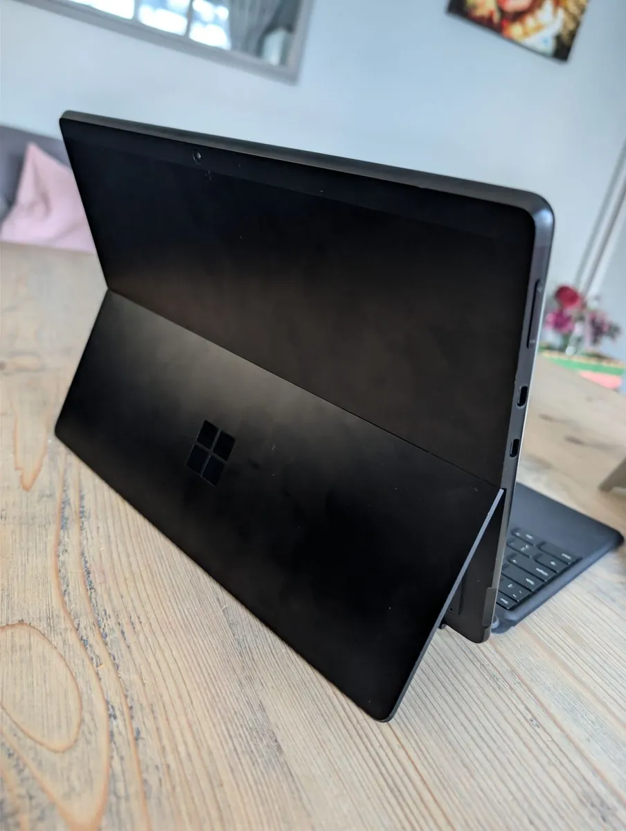 Microsoft Surface Pro X - Image 2