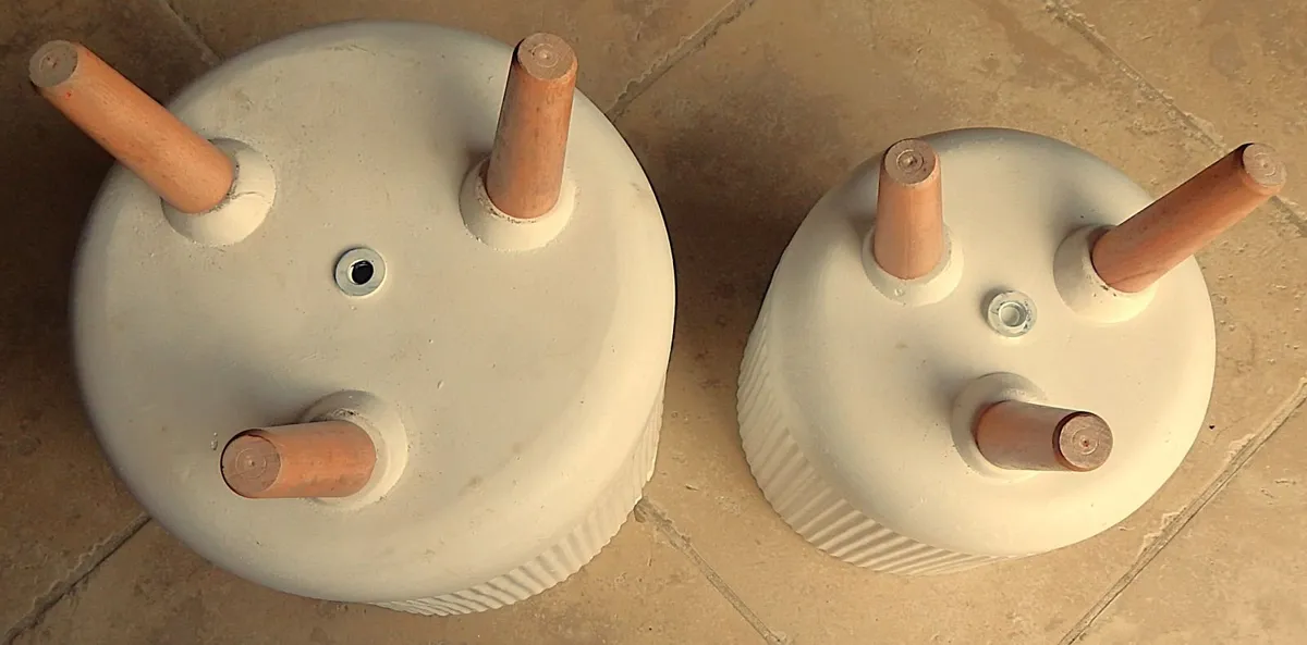2 White Fibre Clay Type Indoor Plant Pots - Image 4