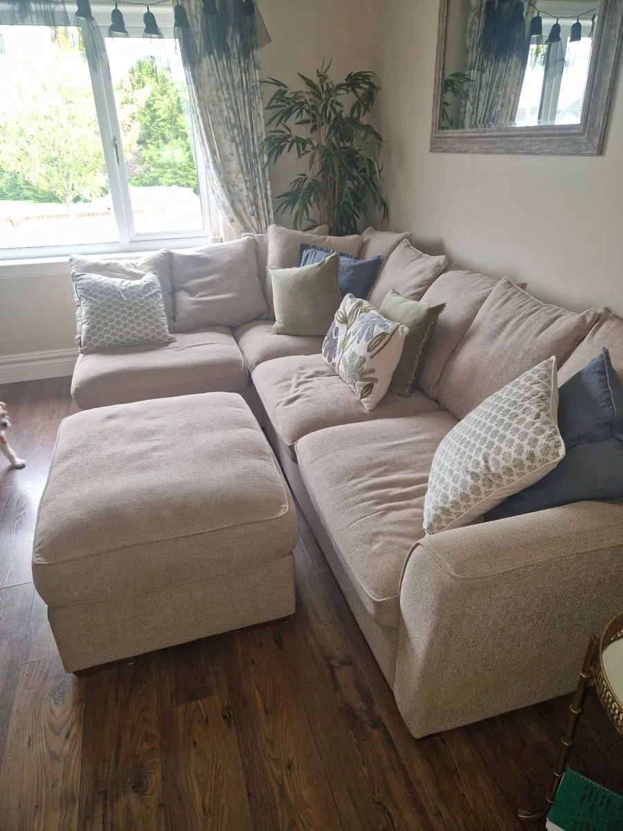 Corner L shaped couch - Image 1