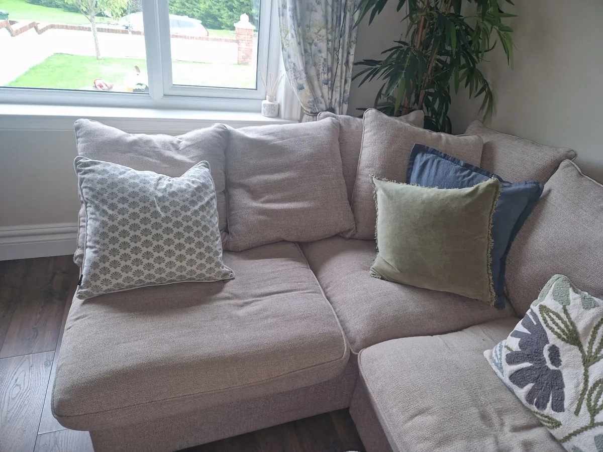 Corner L shaped couch - Image 2