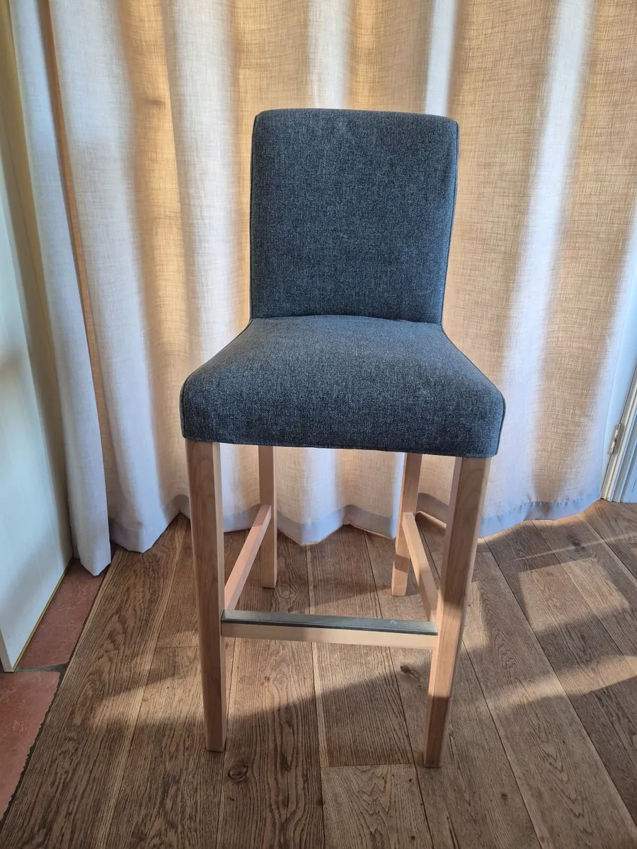6 IKEA BERGMUND Kitchen Island / Bar Stools – €360