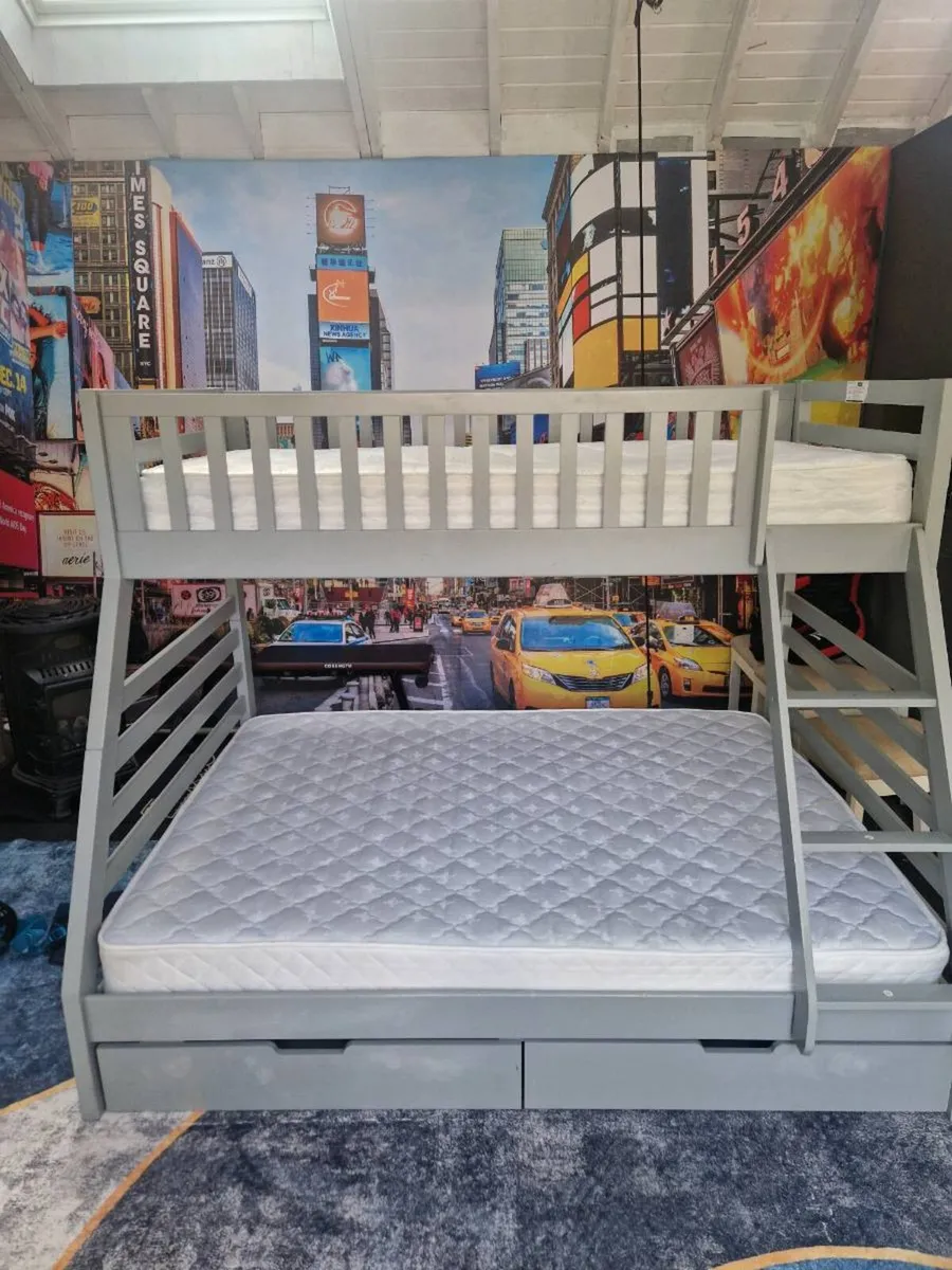 Triple bunk bed - Image 1