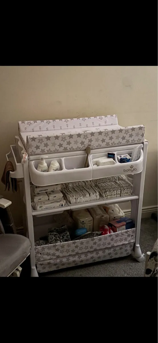 Changing table and bath tub - Image 1