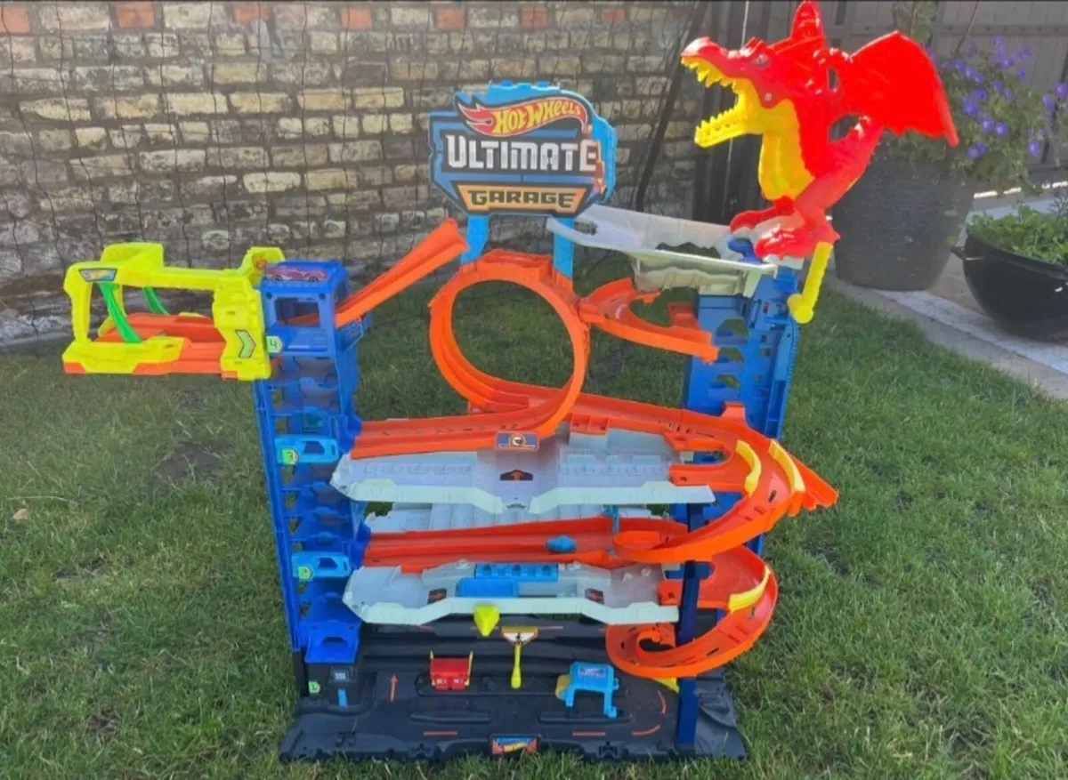 Hotwheels ultimate garage