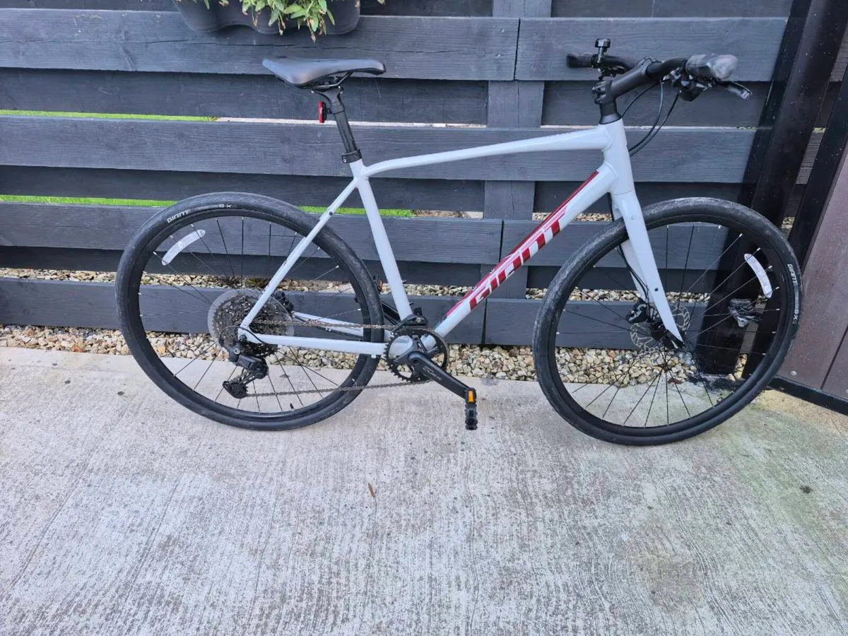 Giant Escape hybrid Bike. - Image 1