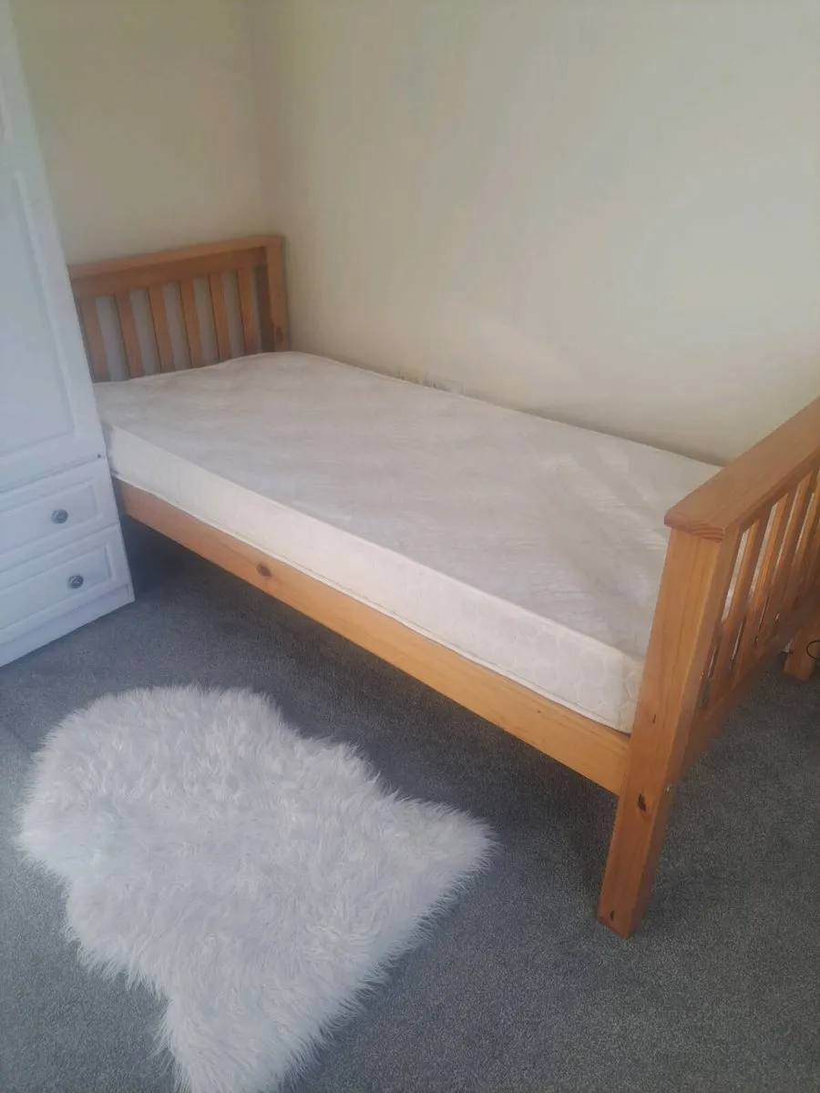 Single pine bed - Image 1